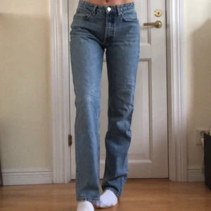  jeans zara - Mid rise jeans från Zara! Jag har blekt dom en gång i klorin för att få en snyggare färg haha men dom är väldigt fint skick!🤍går ner till marken på mig som är 171. Om man lagt ett bud går det inte att ändra sig!
