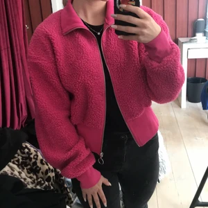 Pälsjacka  - Säljer min rosa pälsjacka ifrån bikbok, köpte den för ett år sedan och använd bara 1 gång! Ser ut som ny, nypris 499, säljer den för 200