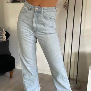Weekday Jeans, modell Rowe strl 27/32 i en fantastisk ljusblå färg med slitsar längst nere (se bild 3). Perfekt skick. ✨gratis frakt✨