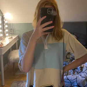 T-shirt💘💘 - Stor och mysig t-shirt med breda ärmar!! Endast använt den en gång så den är i ett superbra skick🤩Jag har croppat den själv💓Köparen står för frakten🤍Den är Small men är stor i storleken!!💜