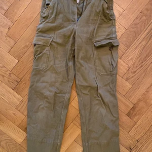 Militärgröna byxor  - Hållbara militär ängelns byxor från hm trend 2019. Använt endel, de är slitstarka i tyget tho. Har många fickor. 