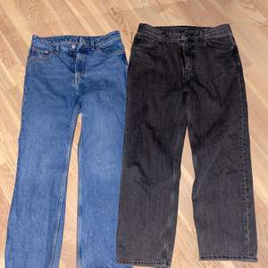 Weekday jeans, dem gråa/svarta sitter mer baggy och dem blåa med straight fit, både passar mig som är 175, pris 150kr st