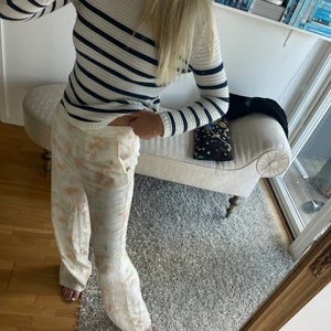 Tröja - Snygg randig tröja från zara! I barnstorlek 152 men passar en xs/s och sitter lite snyggt oversized på mig till och med ❤️ knappt använd så toppenskick