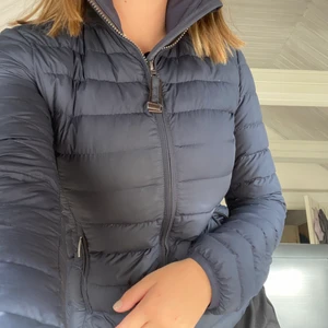 Para jumper Y-M - Säljer nu min para jumper jacka som är perfekt till hösten/ våren. Väldigt bekväm, den är i storlek Y-M och passar mig som är 168cm och väger 62 kg. Köpte den förra året och är inte sliten eller sönder någonstans. Jag köpte den för 3199kr och säljer den för 1500kr (vid snabb affär kan priset diskuteras) JUST NU: 1400kr