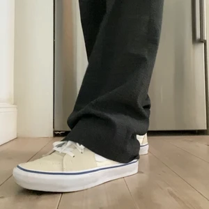 Höga Vans - Höga beiga vans med blåa detaljer. Ändast använda en eller två gånger. Tycker dem är coola men kommer tyvärr inte till användning. 💕😌🤌🏼🤌🏼 Buda från 300 kr!!...⚡️ köparen står för frakt