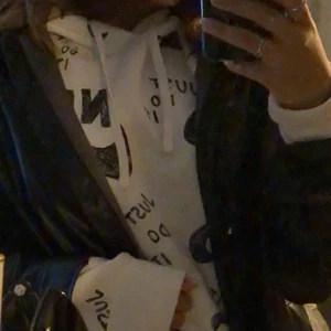 Nike hoodie  - Skit snygg Nike hoodie! Kommer tyvärr inte till andvändning, den är supermysig och är lika mjuk som när ja köpte den, andvänd kanske 2-3 gånger. Hoodien är i S men skulle säga att den är mer M eller eventuellt oversize. Sitter oversize på mig som brukar ha S. Ordinarie pris 899