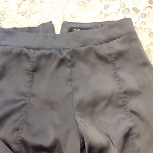 Kostymbyxor  - Snygg kostymbyxa i satin material, köpt av en tjej här på Plick men dom passade inte mig💗 stl S