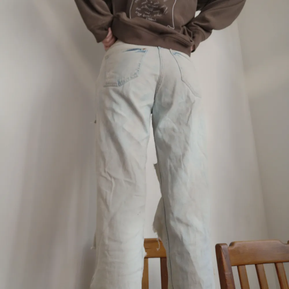 🌸Extremt slitna jeans ljusa midrise🌸. Jeans & Byxor.