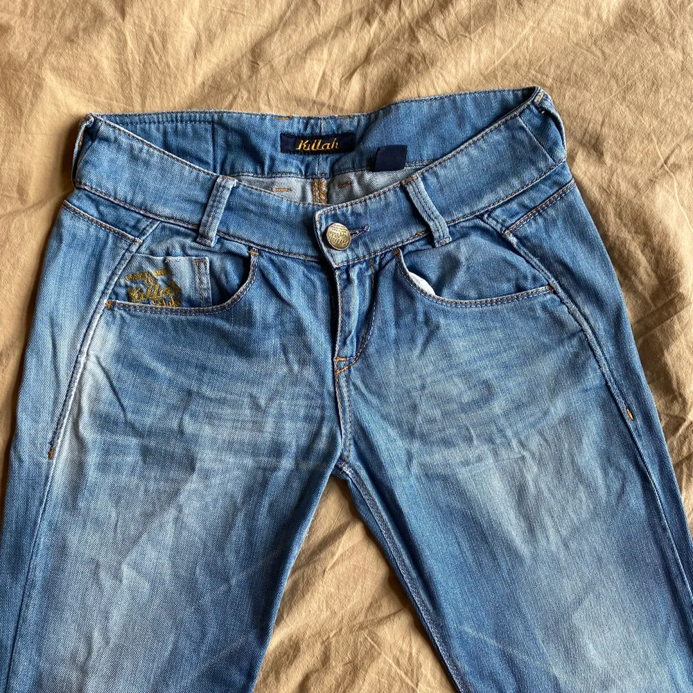 Säljer mina skit snygga jeans jag köpt från sellpy då de inte passade mig💕. Jeans & Byxor.