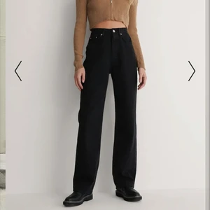 Jeans från nakd - Vanliga raka svarta jeans från nakd. Säljer då de inte används längre. Strl 32 motsvarar xs 