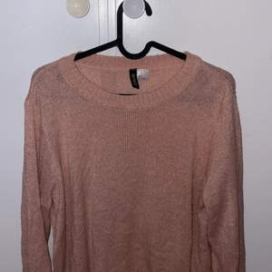 Super fin stickat tröja i rosa färg. Använd ett fåtal gånger men ser ut som ny. Storlek M. Säljer för 75kr + frakt. (137kr inkl frakt)