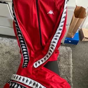 Kappa dress UNISEX strl XL - Använd någon enstaka gång så den är så gott som ny, plagget är i storlek XL men passar även om man har storlek L.