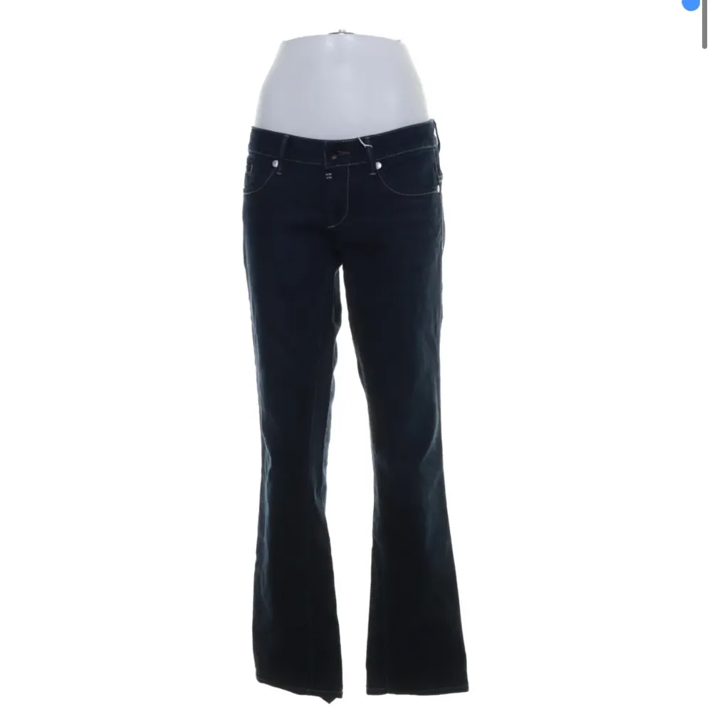 Lågmidjade G-star jeans köpta från sellpy🌟 skitsnygga, säljer endast pga har många andra liknande som kommer mer till användning. Köparen står för frakten, skriv till mig om du har frågor eller vill ha fler bilder💕. Jeans & Byxor.