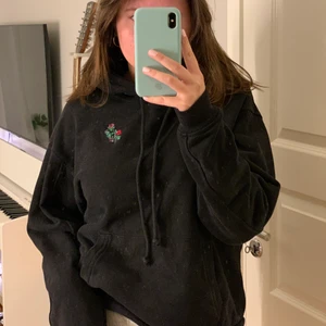 Levis hoodie - Säljer dena superfina hoodie från levis med broderat tryck på ryggen. Använd hyfsat mycket men väldigt fint skick ändå. Frakt tillkommer!! Jag är 166cm lång💕
