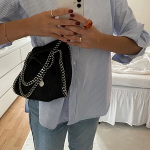 Stella väska - Säljer min superfina äkta Stella McCartney väska som jag köpte här på Plick för någon vecka sedan, säljer den då jag känner att det inte riktigt passar mig. Väskan är i väldigt bra skick och har inga skavanker☺️Buda från 3000kr eller köp direkt för 4500kr❤️fler bilder finns! Bud på 3600!!