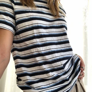 Randig T-shirt  - En nästan oanvänd blå/vit randig T-shirt:)