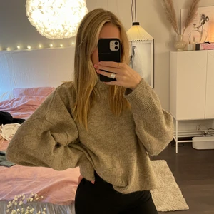Stickad tröja  - Brun/beige stickad tröja ifrån ginatricot. Aldrig använd! 💕