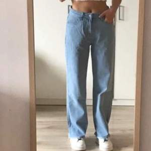 jätte fina ljusblå jeans, säljs för har 3 lika dana😄😄 jätte bra skick så gott som ny skick!!