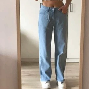 snygga raka jeans  - jätte fina ljusblå jeans, säljs för har 3 lika dana😄😄 jätte bra skick så gott som ny skick!!