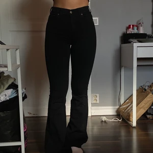 bootcut jeans - Från Dr denim. 