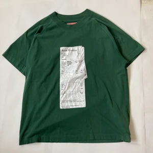 Acne studios Oversized t-shirt - En Acne studios t-shirt i XXS men som är väldigt oversized passar M. Använd fåtal gånger så 9/10 skick