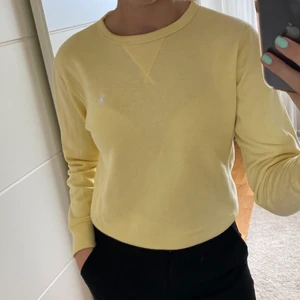Ralph Lauren tröja - gul sweatshirt från Ralph Lauren. storlek S💛💛liten liten fläck på armen so knappat är synlig