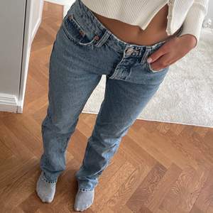 Raka Jeans ifrån Zara, går inte längre att köpa på deras hemsida. Midjan är medel/låg och storleken är 36. De är långa i benen. Knappt använda. Mina egna bilder :)