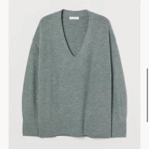 Stickad tröja  - Grön stickad v-ringad tröja köpt på H&M. Jätte bekväm och inte alls stickig. Oversized 💖