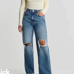 Jeans - Säljer dessa snygga raka byxor ifrån ginatricot. Dem är långa i modellen och är i storlek 36. Frakt tillkommer ❣️