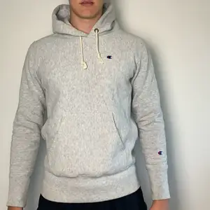 En ljus grå hoodie från Champion i storlek S. Inga slitage eller fläckar. Säljer den p.ga. att den är för liten för mig (är 187 cm).
