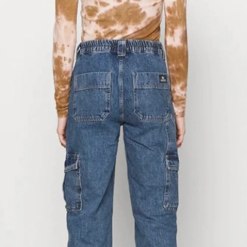 Skit snygg cargo jeans ifrån Urban Outfitters men som tyvärr inte sitter så bra på mig!! Helt nya 😍 (frakt ingår ej) om många blir intresserade blir det budgivning!!. Jeans & Byxor.