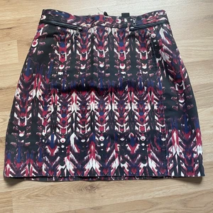 Kjol - Säljer en mönstrad kjol ifrån H&M i storlek 38. Aldrig använd.