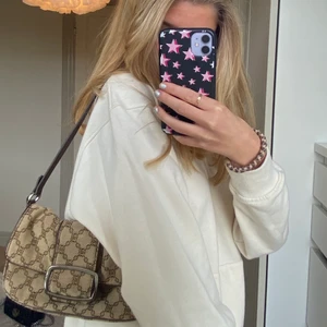 Väska  - Väldigt snygg och väska som ja säljer pågrund av att jag inte fått användning av den på väldigt länge. Inte några defekter eller något på väskan. Köparen betalar frakten💕