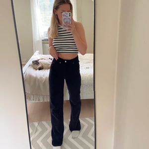 Svarta Jeans - Skit najs vida svarta jeans!🌻 Från hm, storlek 36.