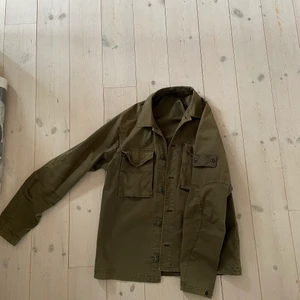 Stone island overshirt (ghost) - En väldigt fin sällsynt Stone island overshirt som är försiktigt använd. Den har inga defekter, men bara allmänt använd. Nypris ligger runt 4k 