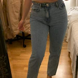 Dagny mom jeans från Gina tricot, säljer pga för små. Ord pris 500, pris kan diskuteras!
