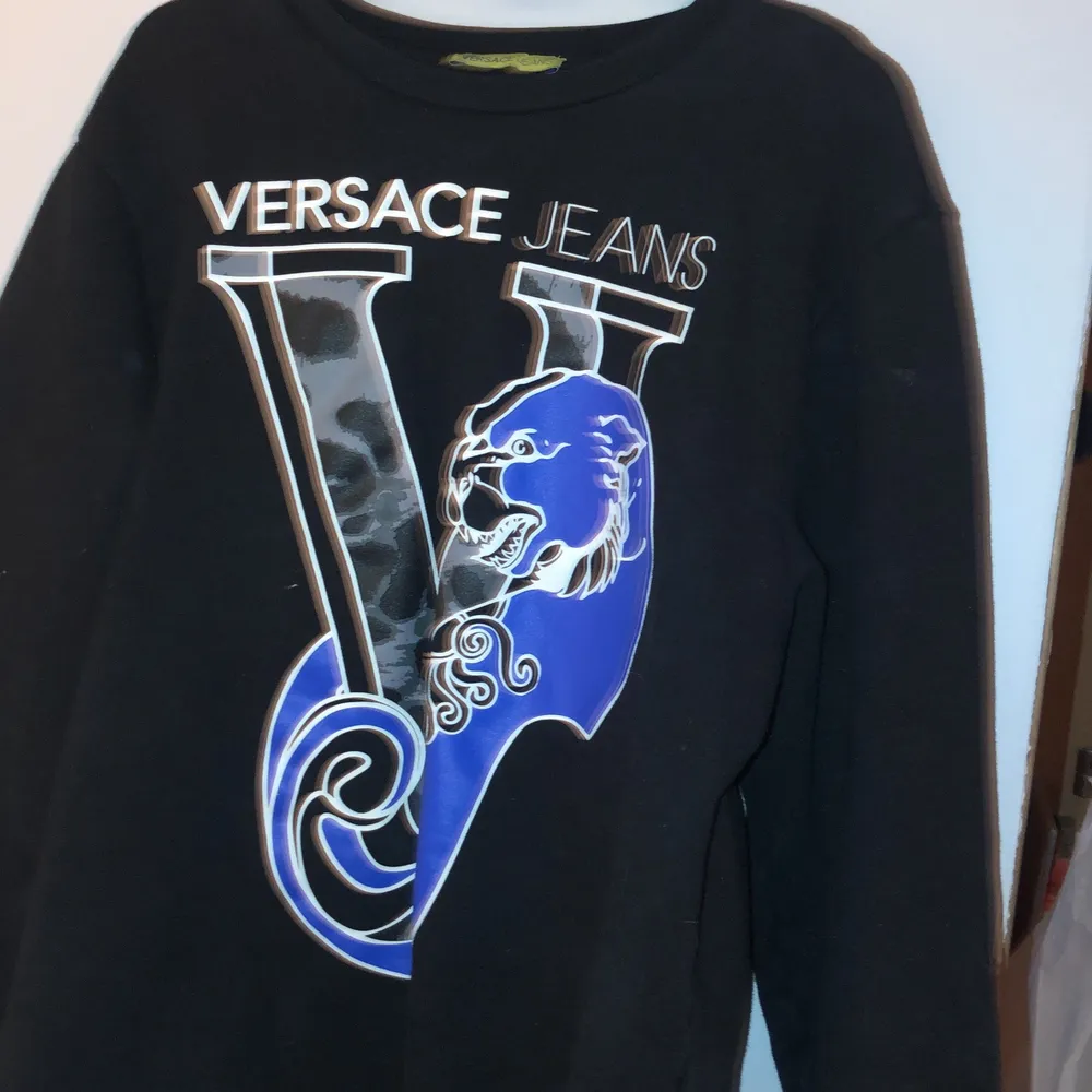 Äkta Versace tröja,  bra skick, jätte skön tröja, finns inga fel på den, nypris ca 2500. Tröjor & Koftor.