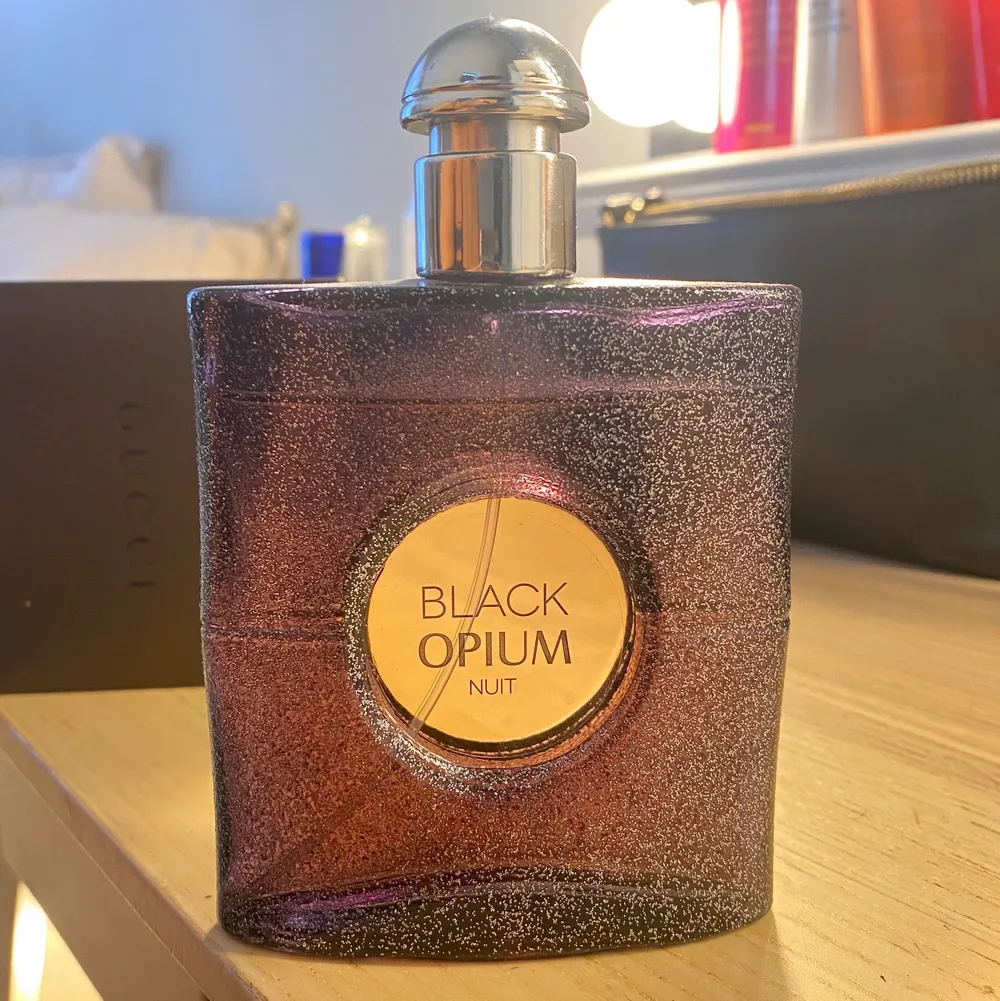 Nästan en helt full black opium parfym, luktar jättegott. Köpt för 1650. Accessoarer.