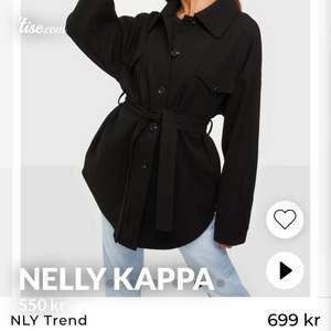 Säljer min Nelly kappa som är en perfekt höst och vår jacka på grund av att jag köpte an annan och hann inte skicka tillbaka. Sitter jätte fint på kroppen och håller värmen bra. Storlek 34