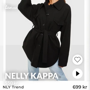 Nelly kappa - Säljer min Nelly kappa som är en perfekt höst och vår jacka på grund av att jag köpte an annan och hann inte skicka tillbaka. Sitter jätte fint på kroppen och håller värmen bra. Storlek 34