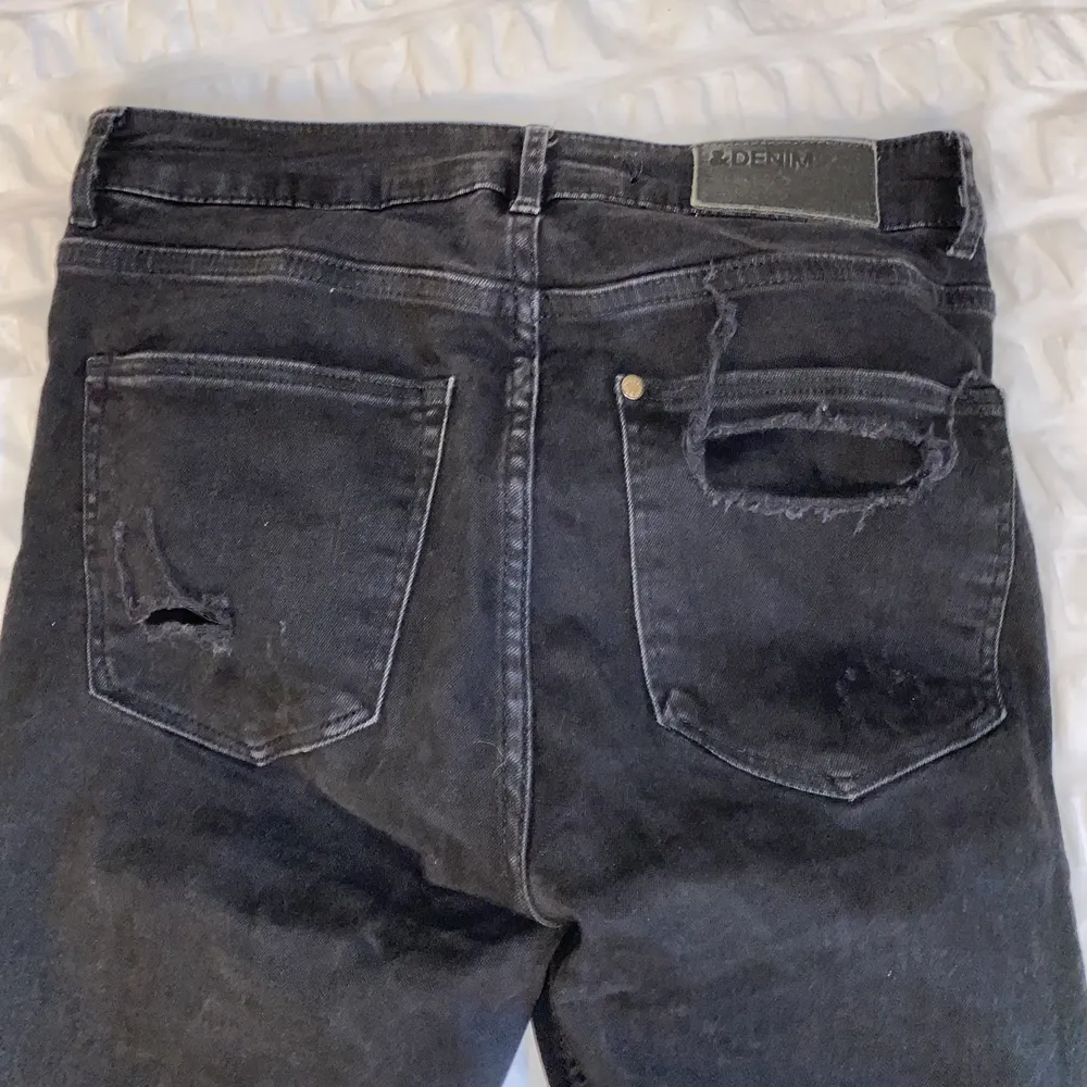 Snygga håliga svarta jeans. . Jeans & Byxor.