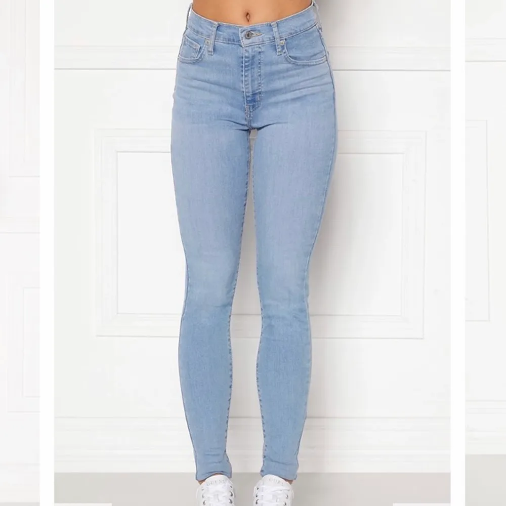 Säljer mina Levis jeans då dom inte kommer till andvändning🥰 . Jeans & Byxor.