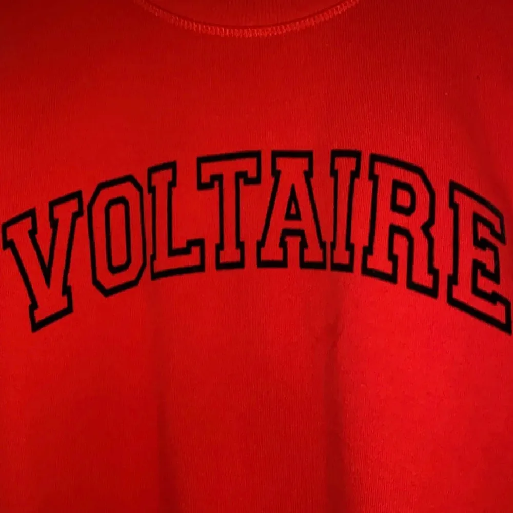 En röd Zadig et voltaire sweatshirt som är som ny, svart text. Köpte den i maj och endast använd en gång sedan dess. Passar mig som vanligtvis har Xs/s!🥰 Billigare vid snabb affär!!!. Tröjor & Koftor.