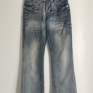 y2k jeans  - Fina low waisted jeans hyfsat bra skick, det ändå är en liten färg fläck som ni ser på bild 3. Jeansen passar nån som är mellan 1,55 till 1,65. 