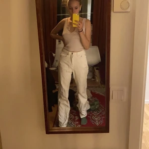 Vita loose jenas - Vita raka byxor från weekday i modellen rowe storlek 28/32, sitter löst på mig som är 165 strl 34-36, 