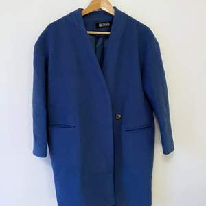 En blå kappa med dubbel knäppning. Tunnare variant. Perfekt för höst eller vår 💙