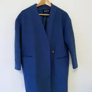 En blå kappa med dubbel knäppning. Tunnare variant. Perfekt för höst eller vår 💙
