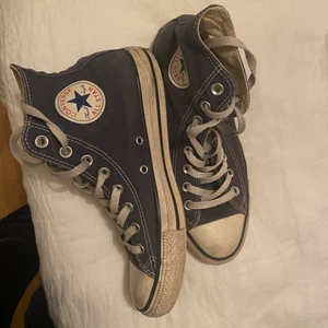 Grå/Blå converse - Frakt 66kr, strl 40. Finns även ett par vita i samma strl