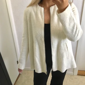 Vit kappa från Zara strl S🤍 - Enkel och fin men elegant kappa, använd så är lite små knopprig men ingenting som syns egentligen.🤍 Modellen är som en klänning , så den har mycket utrymme vid magen, den är ca 70cm lång. Säljer pga använder den inte längre. Kontakta vid funderingar <3 :)