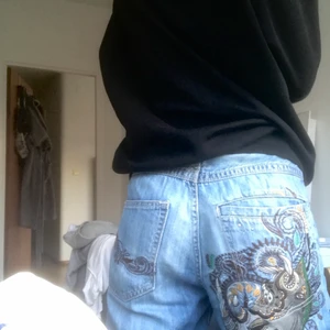 Baggy jeans - Säljer mina älskade baggy jeans! Dem har varit em stor favorit men väljer tyvärr att sälja dem då jag behöver pengar ! Dem är högmidjade och måste själv ha skärp då dem åker ner annars 😊 Bara att fråga om ni undrar något 🌸 Blir budgivning om många blir intresserade! Eller köp direkt för 200kr